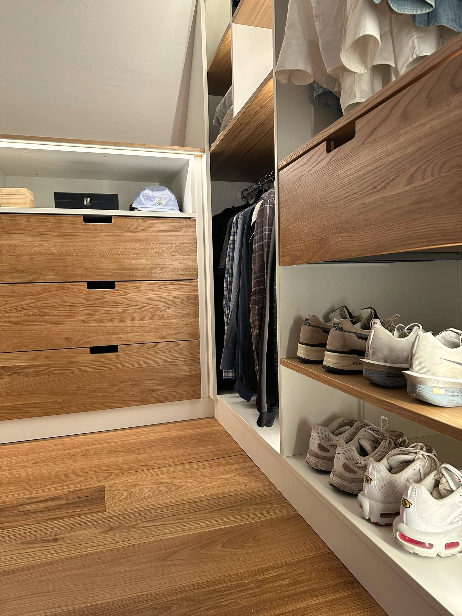 Einbauschrank nach Maß aus Eiche mit Schubladen und Einlegeböden – Einbauschränke Essen