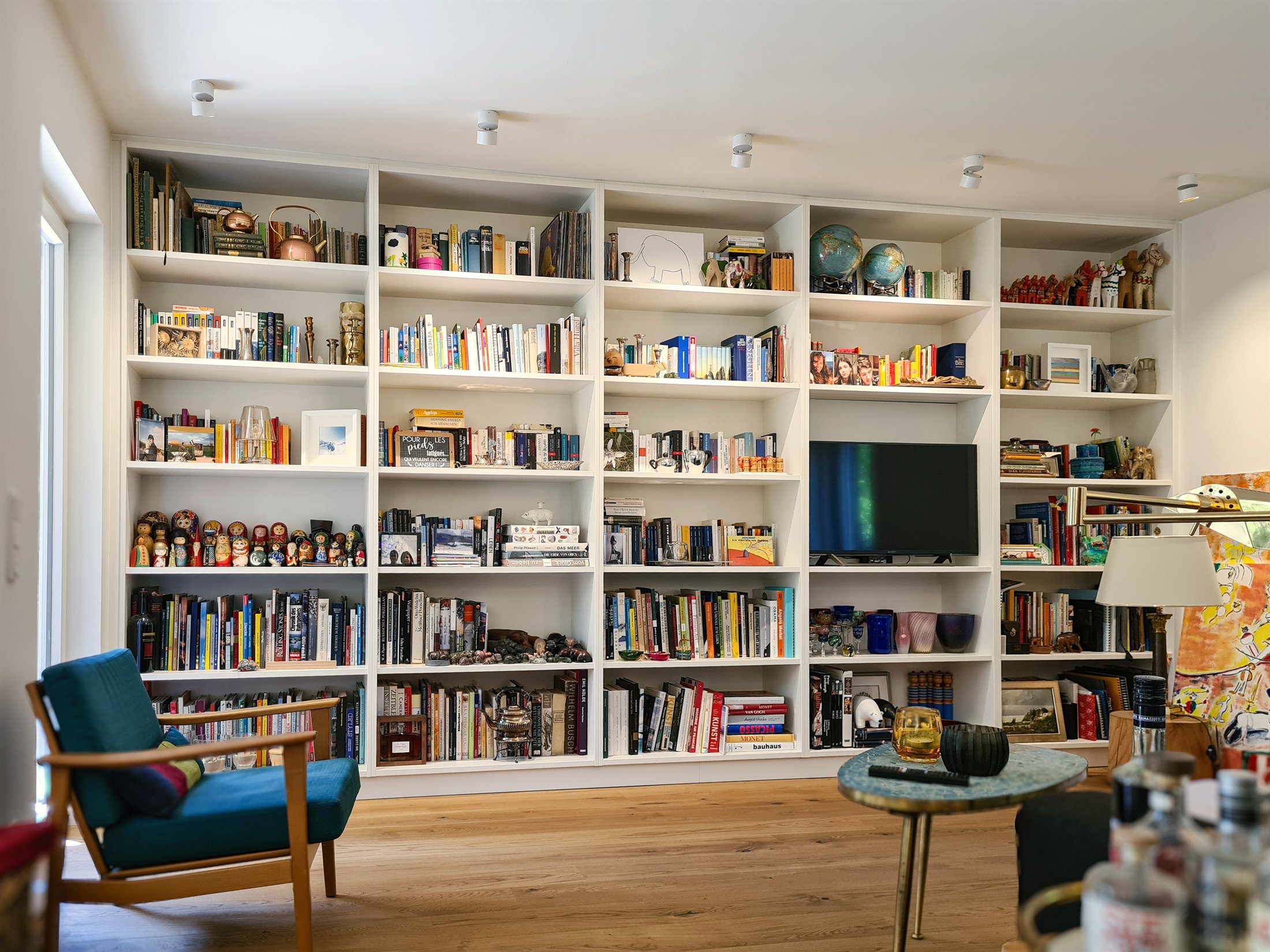 Raumhohe Bibliothekswand nach Maß mit integrierter Medien-Nische, Essen