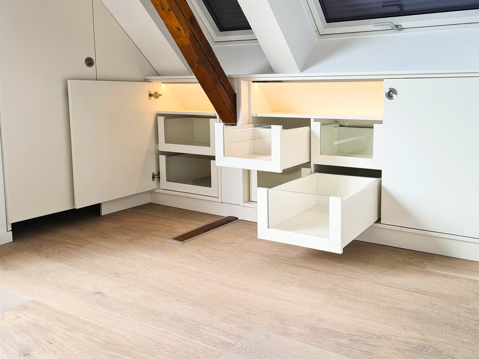 Einbauschrank in der Dachschräge mit ausgezogenen Schubkästen und Glaseinsätzen nach Maß, Essen