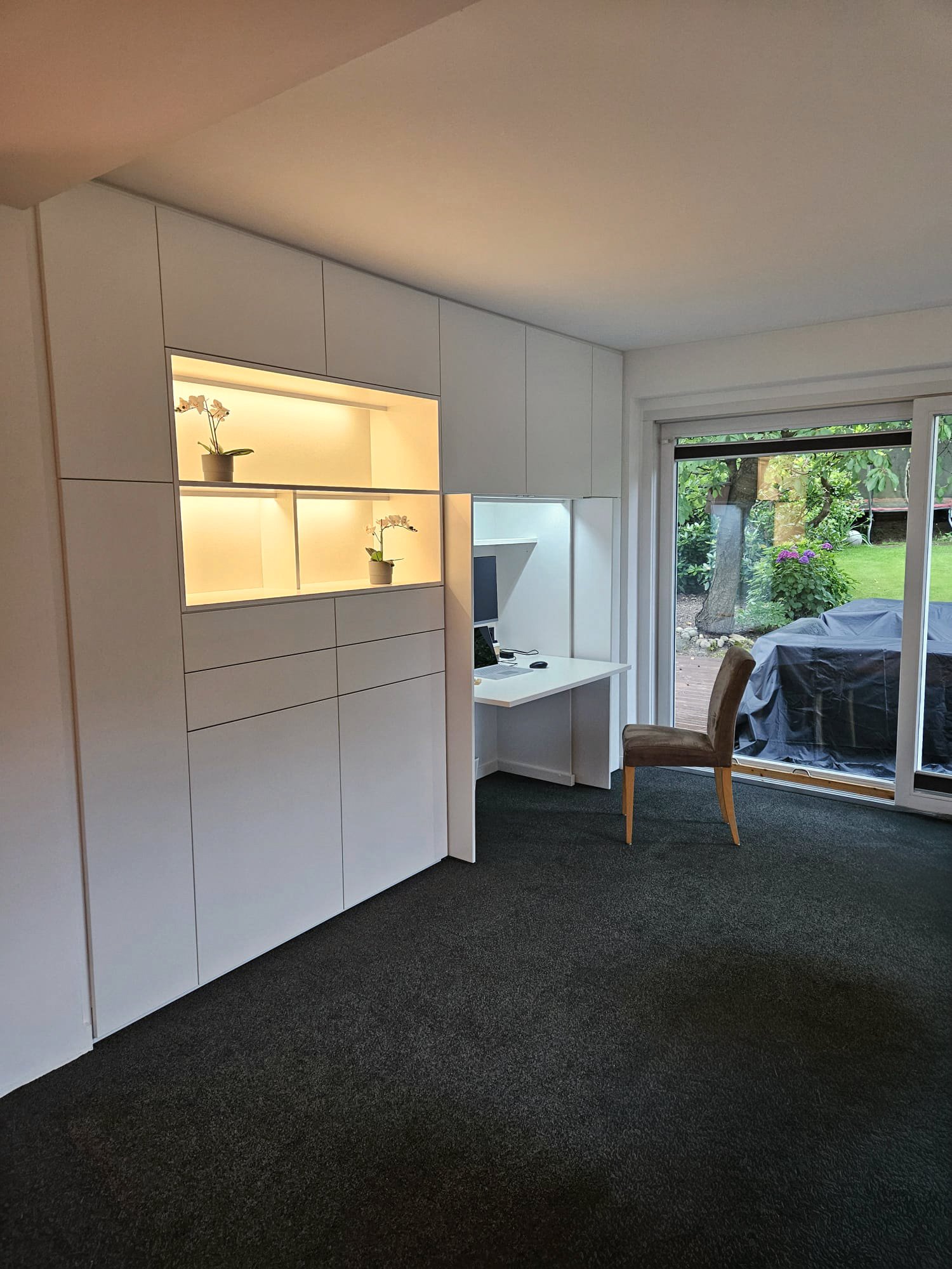 Homeoffice mit Einbauwand, integriertem Arbeitsplatz und beleuchteter Nische nach Maß, Essen