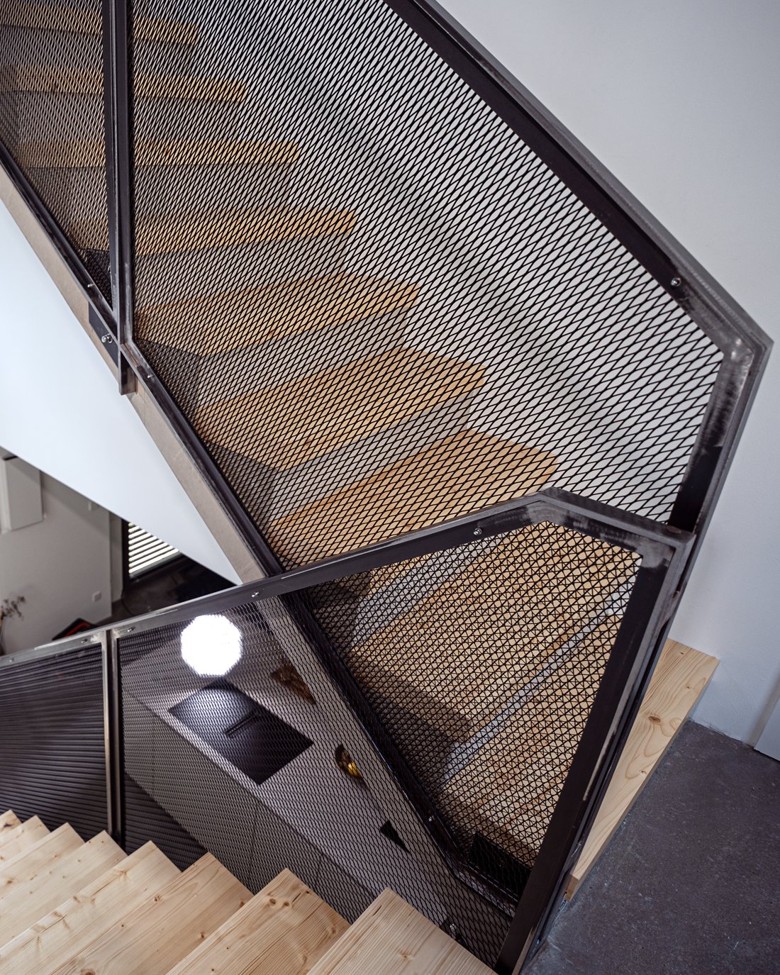 Fertige Holz-Stahl-Treppe mit Streckmetall-Geländer – Treppenbau und Treppenrenovierung Essen
