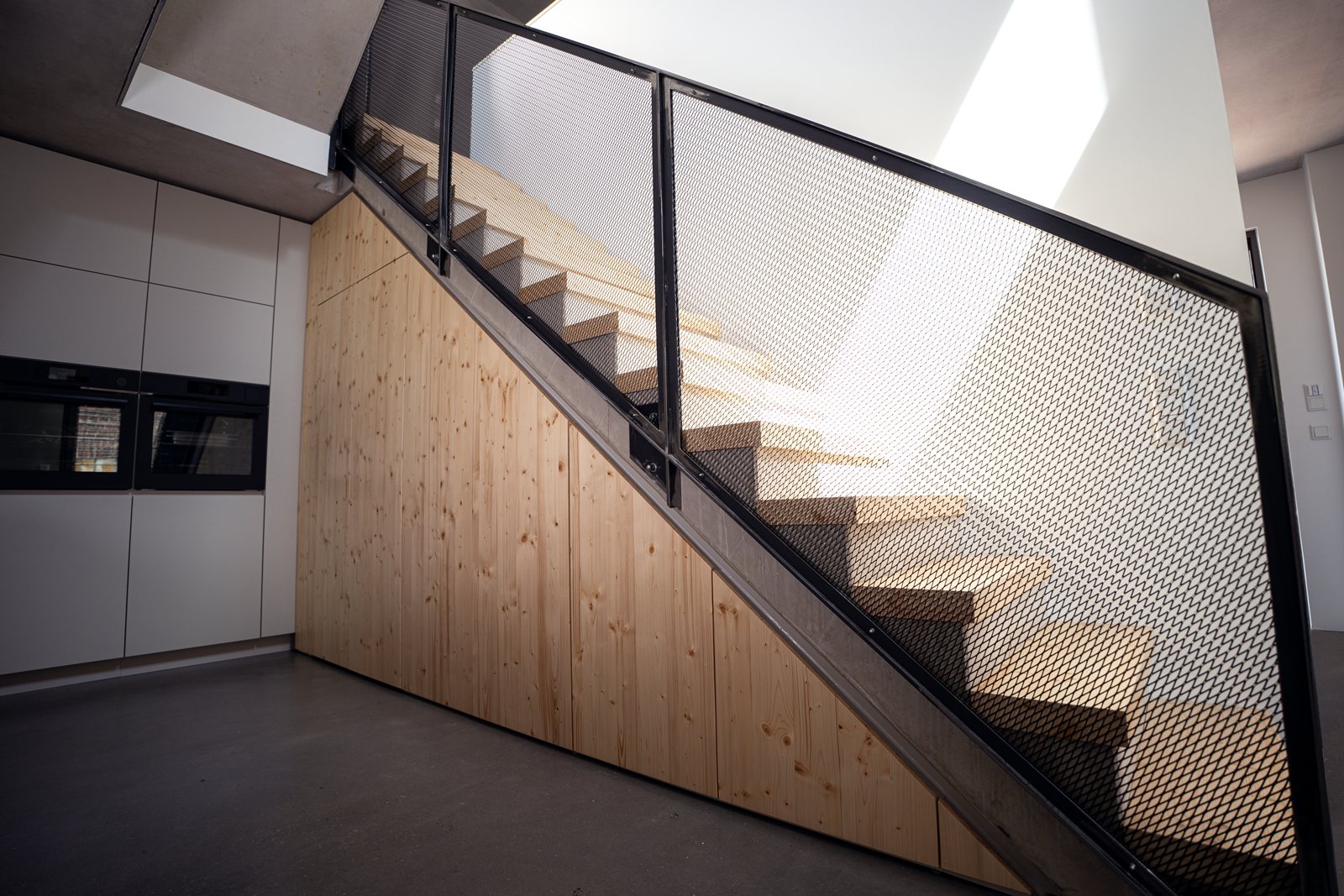 Holz-Stahl-Treppe mit Streckmetall-Geländer und maßgefertigtem Stauraum unter der Treppe – Essen