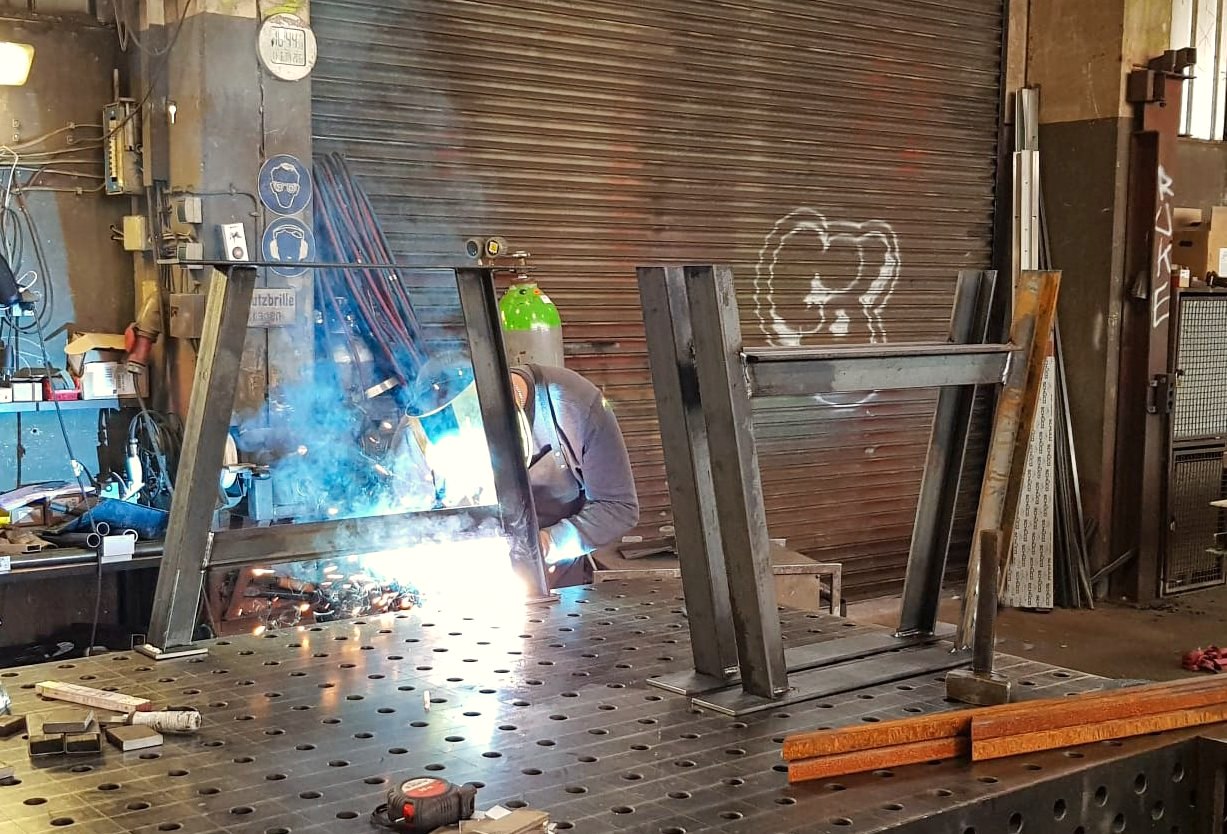 Fertigung mit eigener Metallbearbeitung in der Werkstatt – Holz und Stahl aus einer Hand